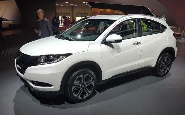 Honda HR V 2017 Touring 6 Olá leitores do Fipe Carros, hoje vamos falar tudo sobre o Novo Honda HR-V 2017, onde mostraremos sua parte interna e externa, e também faremos uma avaliação geral sobre o veículo, mostrando suas qualidades e defeitos, sempre com o intuito de ajudar os leitores a fazer a melhor escolha na hora de comprar seu carro. Mas para comprar o seu carro sem correr o risco de criar uma série de problemas nas suas contas, a primeira conta a ser feita é qual modelo consegue comprar. E essa conta não basta, precisa saber também quanto ele te custará para manter, e também alguns segredos que irão ajudar a todos a saberem escolher a melhor opção para seu dia-a-dia.