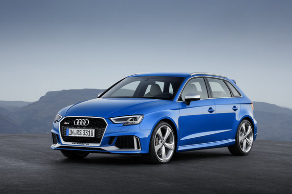 Audi RS 3 Sportback 2 O novo Audi RS 3 Sportback completa a vanguarda esportiva da fabricante de Ingolstadt no segmento de compactos premium. Seguindo a estreia mundial do RS 3 Sedan no Salão do Automóvel de Paris 2016, o RS 3 Sportback agora está pronto para ser apresentado no Salão de Genebra deste ano. Com o motor de cinco cilindros mais potente do mundo em produção, dinamismo excepcional e um visual ainda mais agressivo, o carro oferece uma experiência emocional de direção.