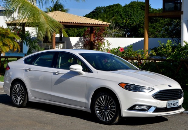 ford fusion 111 Olá leitores do Fipe Carros, hoje vamos falar tudo sobre o Novo Ford Fusion 2017, onde mostraremos sua parte interna e externa, e também faremos uma avaliação geral sobre o veículo, mostrando suas qualidades e defeitos, sempre com o intuito de ajudar os leitores a fazer a melhor escolha na hora de comprar seu carro. Mas para comprar o seu carro sem correr o risco de criar uma série de problemas nas suas contas, a primeira conta a ser feita é qual modelo consegue comprar. E essa conta não basta, precisa saber também quanto ele te custará para manter, e também alguns segredos que irão ajudar a todos a saberem escolher a melhor opção para seu dia-a-dia.