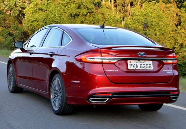 ford fusion 2.0 ecoboost 2017 5 bpvM18L Olá leitores do Fipe Carros, hoje vamos falar tudo sobre o Novo Ford Fusion 2017, onde mostraremos sua parte interna e externa, e também faremos uma avaliação geral sobre o veículo, mostrando suas qualidades e defeitos, sempre com o intuito de ajudar os leitores a fazer a melhor escolha na hora de comprar seu carro. Mas para comprar o seu carro sem correr o risco de criar uma série de problemas nas suas contas, a primeira conta a ser feita é qual modelo consegue comprar. E essa conta não basta, precisa saber também quanto ele te custará para manter, e também alguns segredos que irão ajudar a todos a saberem escolher a melhor opção para seu dia-a-dia.