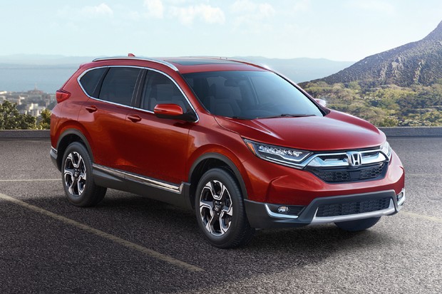 crv17 156 Olá leitores do Fipe Carros, hoje vamos falar tudo sobre o Novo Honda CR-V 2017, onde mostraremos sua parte interna e externa, e também faremos uma avaliação geral sobre o veículo, mostrando suas qualidades e defeitos, sempre com o intuito de ajudar os leitores a fazer a melhor escolha na hora de comprar seu carro. Mas para comprar o seu carro sem correr o risco de criar uma série de problemas nas suas contas, a primeira conta a ser feita é qual modelo consegue comprar. E essa conta não basta, precisa saber também quanto ele te custará para manter, e também alguns segredos que irão ajudar a todos a saberem escolher a melhor opção para seu dia-a-dia.