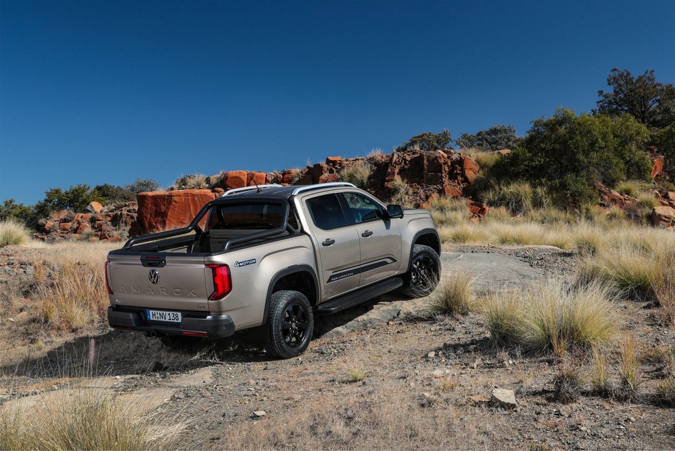 2023 vw amarok 43 A nova Volkswagen Amarok 2023 acabou de ser lançada em parceria com a Ford, que faz parte de uma aliança global entre as duas marcas, a picape média foi desenvolvida na Austrália, Alemanha e EUA. A notícia ruim é que ela não deve vir ao Brasil. No entanto chega com o status de picape premium na Europa, na África, no Oriente Médio, na Austrália e na Nova Zelândia.