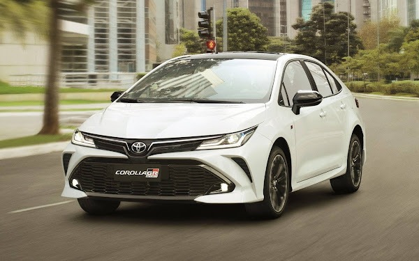 COROLLA GRS 8 A Toyota do brasil está oferecendo bônus de fábrica de até 3% e isenção do IPI para o Toyota Corolla PCD 2023 nas versões GLi e XEi. Lembrando que essa oferta é válida por todo o mês de agosto nas concessionárias da marca japonesa em todo o país.