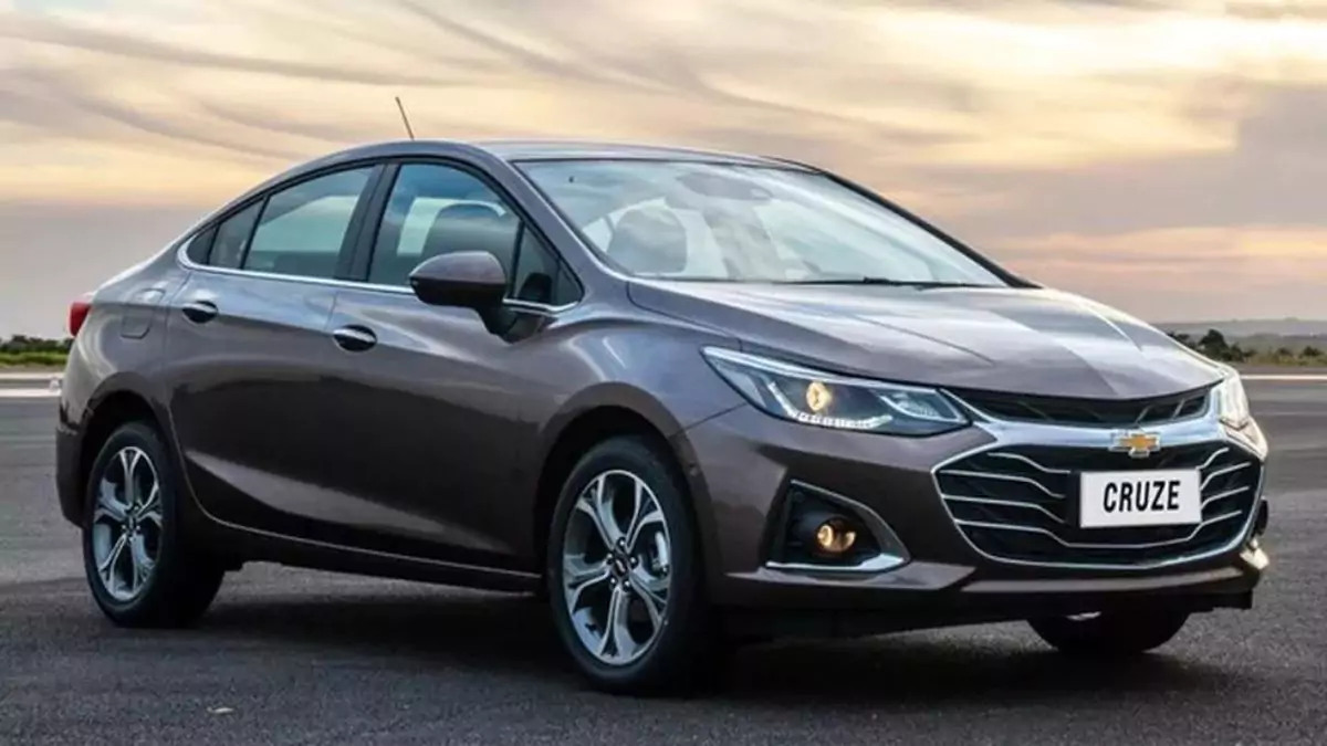 Cruze 2023 frente 2.jpg A Chevrolet está disponibilizando o novo Cruze Sedan PcD 2023 nas concessionárias de todo o Brasil, a marca norte-americana está aplicando o desconto em três versões do sedã, lembrando que a isenção é apenas a de IPI, já que o carro ultrapassa o valor de R$ 100 mil, como já explicado em outras matérias do site.