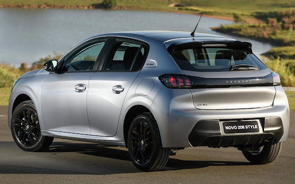 Novo Peugeot 208 2023 43 O Novo 208 2023 já está disponível nas concessionárias da Peugeot de todo o Brasil com alteração na tabela de preços. Lembrando que somente as versões de acesso, Like e Style, sofreram reajustes no preço, a primeira ficou R$ 3.000 mais cara, enquanto a segunda ficou R$ 1.000, os dois modelos contam com o motor 1.0 Firefly de três cilindros aspirado herdado da Fiat.