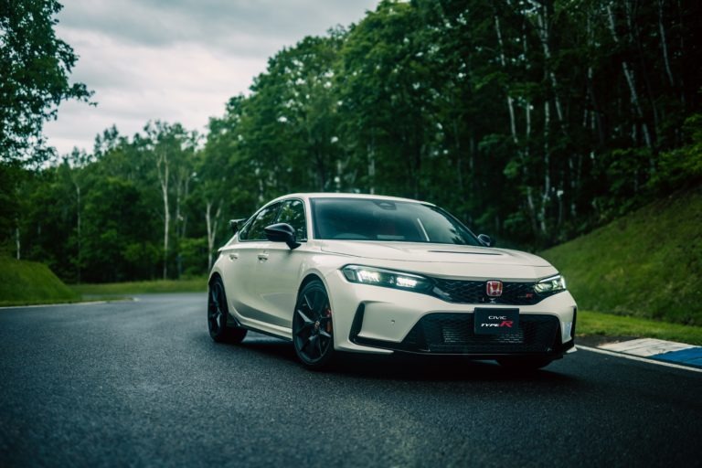 civic 768x512 1 A Honda revelou oficialmente que o novo Civic Type R 2023 vai desembarcar no Brasil em 2023, para brigar com o Corolla GR em 2023, é baseado na 11ª geração do Civic Hatchback. Lembrando que o veículo já foi lançado nos EUA, e o veículo da marca japonesa promete ser o mais rápido e potente já oferecido nos EUA.