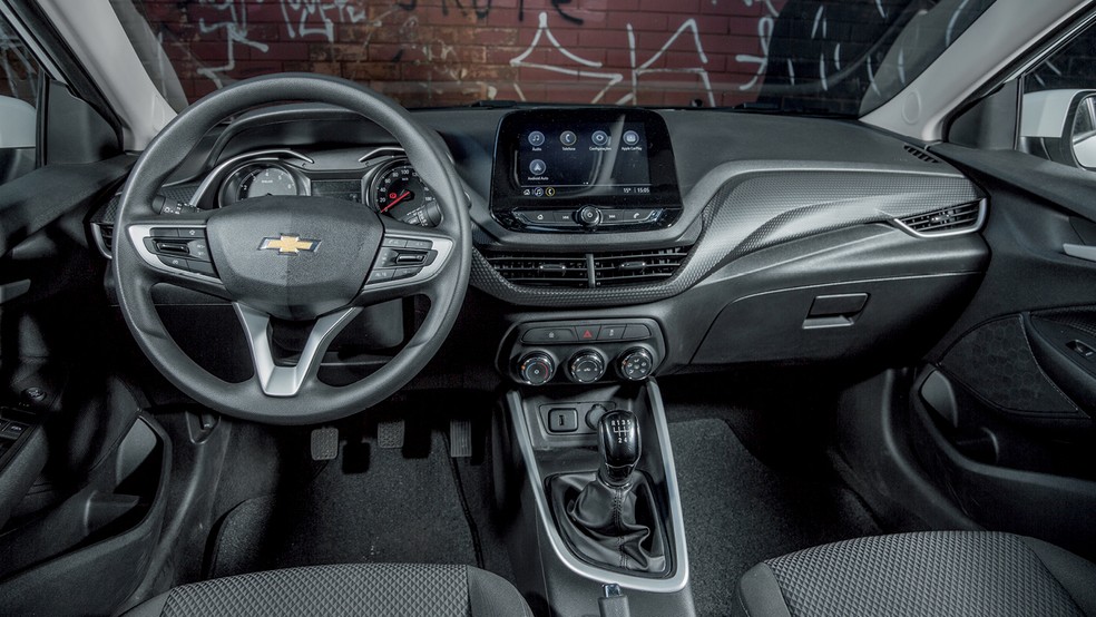 du1 8 A Chevrolet está disponibilizando o Onix Premier 1.0 Turbo AT PcD 2023 nas concessionárias de todo o Brasil, a marca norte-americana está aplicando o desconto em apenas uma versão do hatch, lembrando que a isenção é apenas a de IPI, já que o carro ultrapassa o valor de R$ 100 mil. Vamos explicar, conforme as mudanças recentes na legislação, os carros PcD até R$ 200 mil têm isenção somente de IPI, já no caso do ICMS, o Imposto sobre Circulação de Mercadoria e Serviços a isenção é total com valor final R$ 70 mil e parcial até 100 mil.