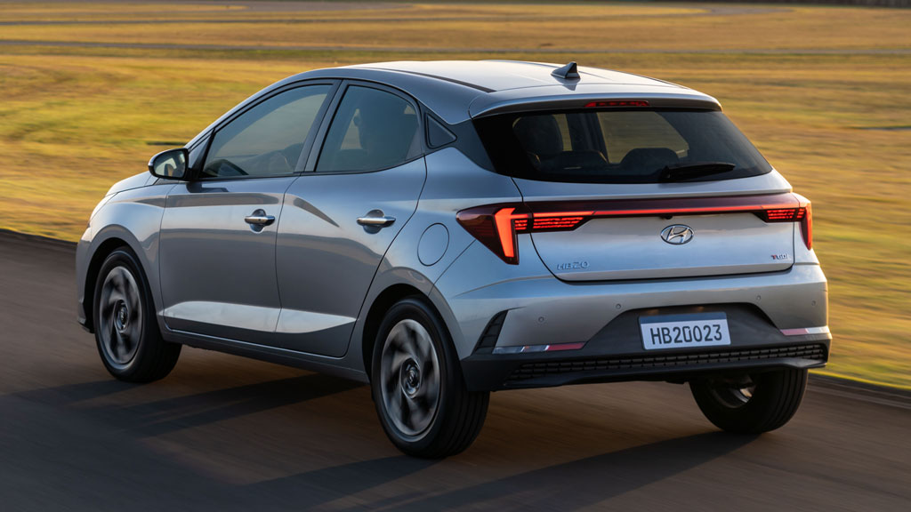 novo Hyundai HB20 O novo HB20 PcD 2023 já está disponível nas concessionárias da Hyundai de todo o Brasil, nas versões com motor 1.0 aspirado com câmbio manual e automático, e com propulsor 1.0 Turbo GDI de 120 cv. Toda a gama do hatch da marca sul-coreana está disponível para PcD em duas modalidades de isenção: IPI integral somada ao ICMS proporcional e somente do IPI.