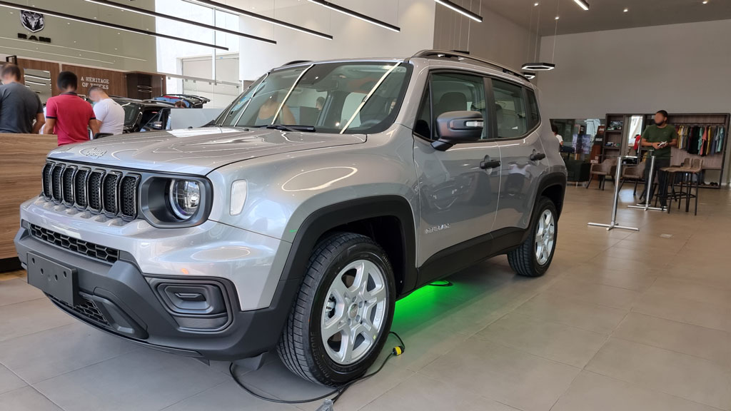 Jeep Renegade Sport 2022 08 O novo Renegade PcD 2023, conta com todas as versões com a isenção do IPI e ganham complemento de 8% na compra de PcD, resultando em um abatimento de preço que pode se aproximar de R$ 25.000 dependendo da versão escolhida.