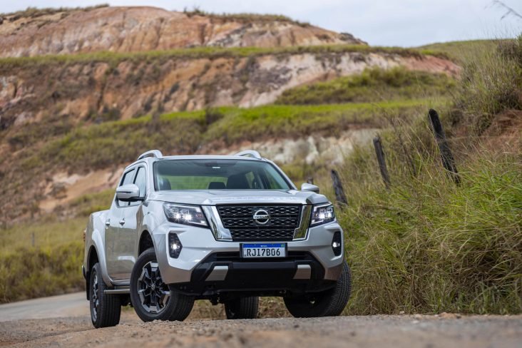 nova nissan frontier 2023 xe 732x488 1 Lançada recentemente, a nova Nissan Frontier 2023 chega com um visual bastante robusto, com uma nova grade aliada ao logotipo exclusivo em vermelho, adiciona uma personalidade imponente e um design que ajuda a eficiência do motor. Na parte frontal, o carro está com faróis full-LED nas versões de topo e na parte traseira conta com um novo para-choque e lanternas com um novo formato, além da tampa, que está muito mais leve!