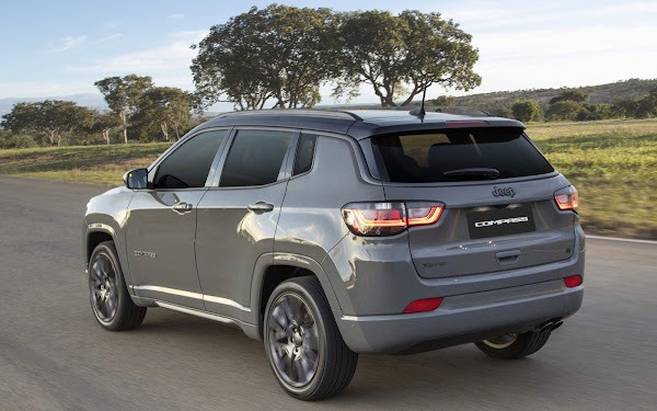 Jeep Compass 2023 4 1 O Jeep Compass 2023 sofreu novo reajuste na tabela de preços que pode variar de R$ 1.104 a R$ 8.030 dependendo da versão do Suv. Lembrando, que a Jeep acaba de lança a linha 2023 do Compass, trazendo como grandes novidades portas do tipo USB-C em todas as versões, além de cabine com filtro de ar do tipo N95, que garante 83% da remoção de partículas com impurezas do ar.