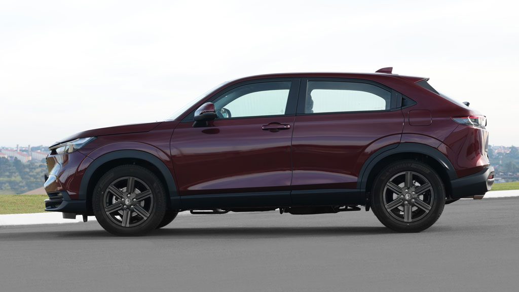 Novo Honda HR V Advance 2023 01 O Honda HR-V PcD 2023 já está disponível para vendas nas concessionarias da marca japonesa de todo o Brasil. O Suv possui duas versões para o público PcD, ambas as versões dispõem de isenção de IPI e não contam com bônus, pelo menos nesse primeiro momento.