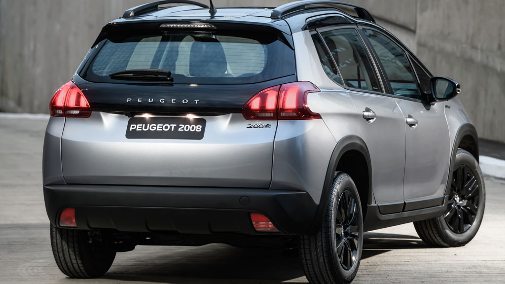 Peugeot 2008 2023 02 O Peugeot 2008 PcD 2023 já está disponível nas concessionárias da marca francesa de todo o Brasil, com descontos especiais para o público deficiente. O SUV compacto possui quatro versões para atender a demanda com isenção de IPI sem bônus de fábrica. Conforme as mudanças recentes na legislação, os carros PcD até R$ 200 mil têm isenção somente de IPI, já no caso do ICMS, o Imposto sobre Circulação de Mercadoria e Serviços a isenção é total com valor final R$ 70 mil e parcial até 100 mil.