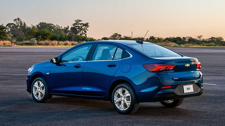 download 2 3 O Chevrolet Onix Plus PcD 2023 já está disponível para o público deficiente em quatro versões, com descontos especiais como a isenção do IPI + isenção proporcional de ICMS. A marca norte-americana traz uma enorme gama do sedã com preços até R$ 100 mil .