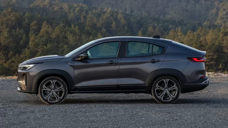 fiat fastback 3 O Fiat Fastback 2023 foi lançado oficialmente ontem (14), o SUV cupê chega ao mercado com um visual inovador e futurista para brigar forte com o Volkswagen Nivus. O carro da marca italiana está disponível em três versões: Audace Turbo 200 CVT, Impetus Turbo 200 CVT e Limited Edition by Powered Abarth Turbo 270 AT6.