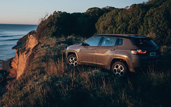 Jeep Compass 2023 8 O novo Jeep Compass PCD 2023 está com ofertas incríveis durante todo o mês de outubro de 2022. O SUV possui cinco opções disponíveis para o público deficiente, sendo a Longitude T270 AT6 4×2, a única a se encaixar no teto da isenção de IPI, que é até R$ 200 mil. Nas outras quatro versões está sendo oferecido um bônus de 8% concedido pela própria Jeep, alternativa encontrada pela marca para beneficiar os deficientes que querem um modelo de maior valor e por consequência não têm isenção de IPI.