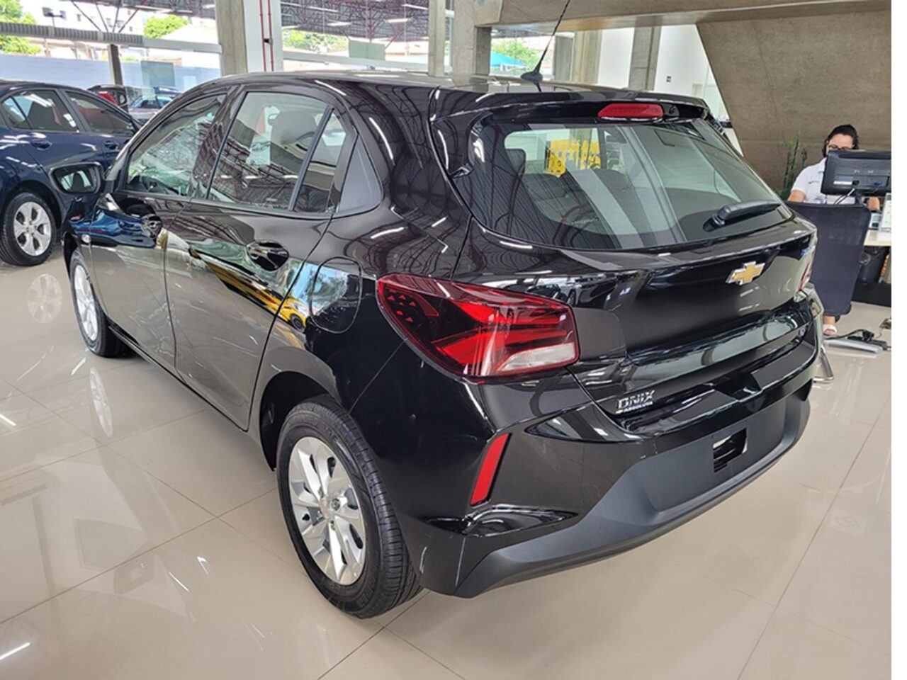 chevrolet onix 1.0 turbo flex lt manual wmimagem17263649082 Entre os carros mais vendidos em fevereiro de 2023, a Strada, valente picape da Fiat, mais uma vez aparece na liderança, com 4.827 unidades comercializadas. O utilitário fabricado em Betim (MG), é sucesso entre frotistas e empresas que precisam deste tipo de carro com economia de combustível e versatilidade de uso e versões para trabalho e também lazer. Chevrolet Onix, com 4.646 vendas, e Onix Plus, com 4.351 emplacamentos, fecham o pódio, segundo dados da Fenabrave (Federação Nacional da Distribuição de Veículos Automotores).