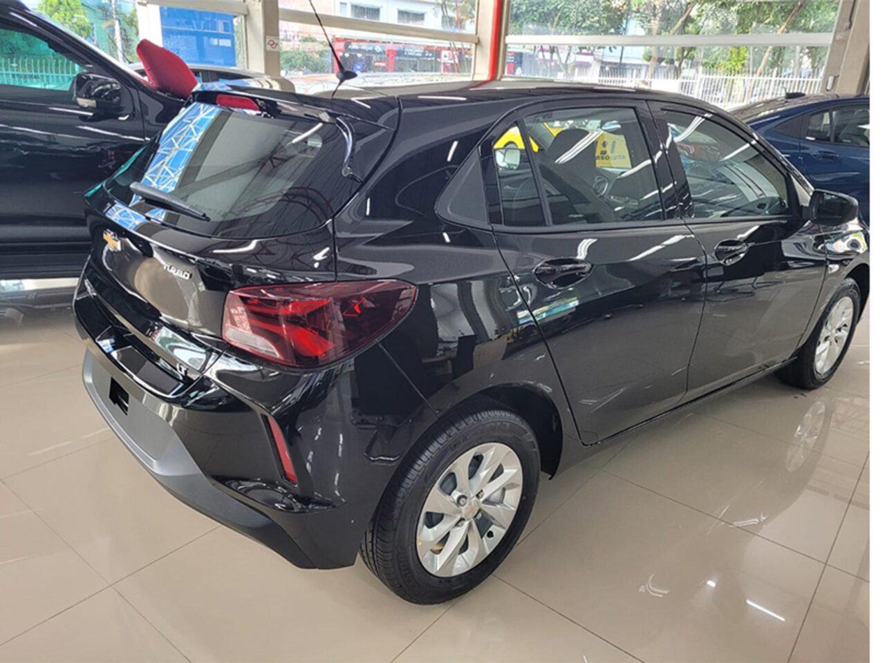 chevrolet onix 1.0 turbo flex lt manual wmimagem17264257223 Entre os carros mais vendidos em fevereiro de 2023, a Fiat Strada assumiu a liderança com 4.707 unidades emplacadas, segundo dados da Fenabrave (Federação Nacional da Distribuição de Veículos Automotores). A picape fabricada em Betim (MG), é sucesso entre frotistas e empresas que precisam deste tipo de carro para trabalho. Chevrolet Onix, com 4.539 vendas, e Onix Plus, com 4.313 emplacamentos, fecham o pódio.