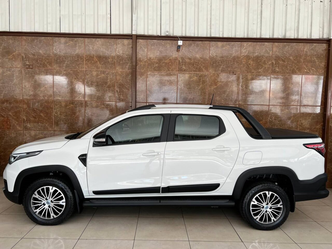 fiat strada 1.3 firefly flex ranch cd cvt wmimagem13430983710 O Chevrolet Onix foi o carro mais vendido do Brasil até o dia 16 de fevereiro de 2023. O hatch compacto da General Motors, anotou 4.292 emplacamentos no período, superando, por pouco, a Fiat Strada que vendeu 4.177 unidades. A picape fabricada em Betim (MG), é sucesso entre frotistas e empresas que precisam deste tipo de carro para trabalho. O Onix Plus, que perdeu a liderança para seu irmão de plataforma, agora aparece na terceira posição com 4.166, de acordo com o mais recente levantamento da Federação Nacional da Distribuição de Veículos Automotores, a Fenabrave.