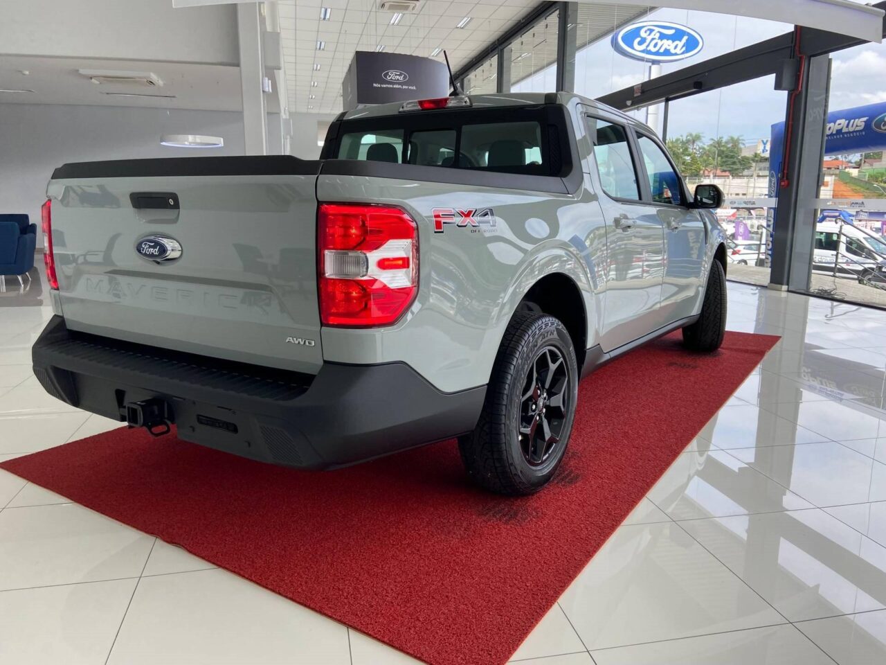 ford maverick 2.0 ecoboost gasolina lariat fx4 automatico wmimagem20533706236 A Ford Maverick 2023 chega ao mercado nacional para brigar forte com a Fiat Toro, com a proposta de explorar os clientes urbanos do segmento de picapes. O utilitário da marca norte-americana está sendo vendida em versão única, mais já foi anunciado uma versão híbrida do comercial leve, seria a primeira do segmento no Brasil. Essa configuração tem o motor 2.5, que entrega 164 cv com a gasolina e 21,4 kgfm associado ao propulsor elétrico de 128 cv e 23,9 kgfm. O consumo de combustível é muito interessante, a picape consegue fazer 15,7 km/l no ciclo combinado e até 17,8 km/l na cidade.