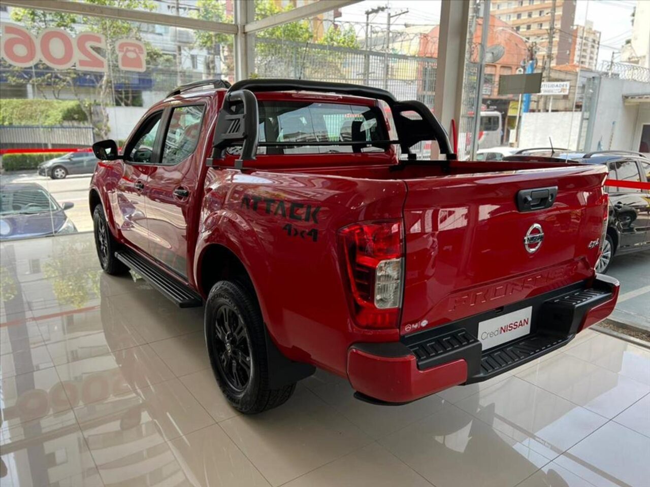 nissan frontier 2.3 16v turbo diesel attack cd 4x4 automatico wmimagem14574912344 A Nissan Frontier 2023 já está disponível nas concessionárias da marca, com novidades como novos para-choques, lanternas redesenhadas, faróis que podem ser full-LED e um visual muito mais chamativo com o novo logo da marca japonesa. A parte mecânica, a picape se manteve com o 2.3 turbodiesel que entrega 163 cv e 43,3 kgfm e a opção biturbo que chega aos 190 cv e 45,9 kgfm. Lembrando, que a Frontier é importada da Argentina e também estreou um nova versão chamada PRO-4X.