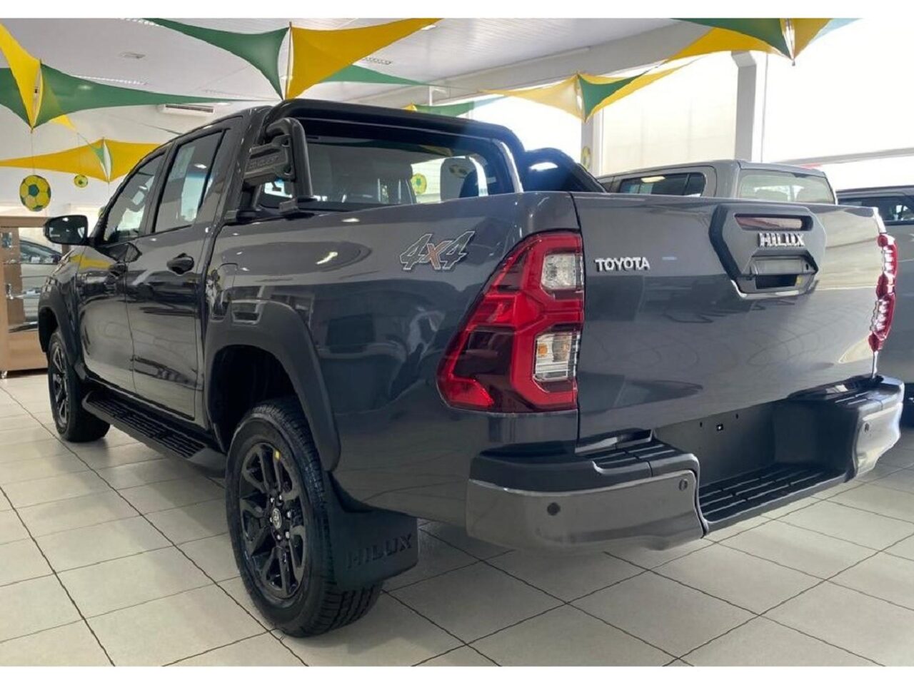 toyota hilux 2.8 d4d turbo diesel cd conquest 4x4 automatico wmimagem09591990867 A Toyota Hilux 2023 já está disponível nas concessionárias da marca, trazendo como grande novidade o incremento da versão Conquest, que adiciona um visual mais agressivo á picape, com nova grade pintada de preto, faróis de LED com máscara negra e para-choques em novo formato. Outro diferencial da Hilux, é a configuração com visual off-road baseada, a GR-Sport. Esta configuração é diferenciada das outras, não só pelo visual, mais também pelo motor mais potente, que produz até 224 cv.