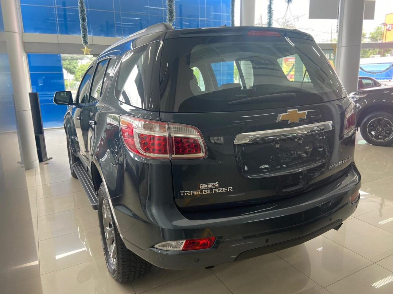 chevrolet trailblazer 2.8 premier 4x4 16v turbo diesel 4p automatico wmimagem13560048611 A Chevrolet Trailblazer 2023 possui uma única opção para o público de pessoas com deficiência (PcD) elegíveis à isenção de tributos. O utilitário está com uma promoção ótima para a categoria durante o mês de março, com desconto que pode chegar á R$ 39.804. Como possui preço que ultrapassa o teto de R$ 200 mil para isenção de IPI, o SUV não conta com isenção do imposto, somente com desconto oferecido pela Chevrolet.