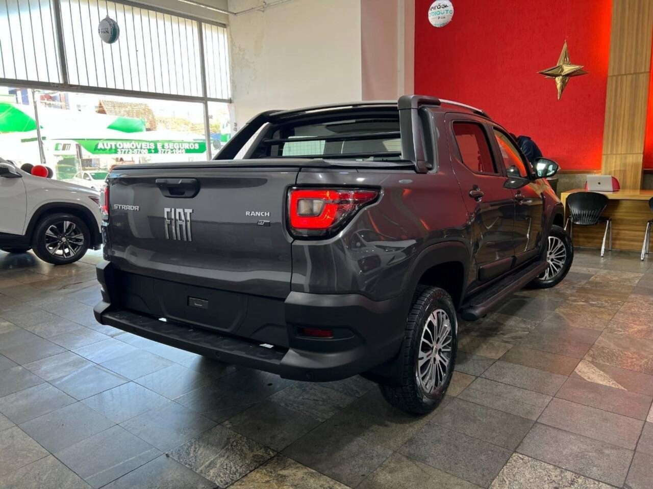 fiat strada 1.3 firefly flex ranch cd cvt wmimagem11130678018 A Fiat Strada 2023 já está disponível nas concessionárias da marca italiana de todo o país. A picape na sua linha atual trouxe algumas mudanças, como o incremento de equipamentos em algumas versões como a Volcano MT, que recebeu o carregador wireless, as configurações Volcano e Ranch ganharam o ar-condicionado automático digital. Só que por estratégia, a montadora decidiu que todas as configurações vão passar por mudanças no mês de abril, algumas ganharão itens e outras perderão, passarão a ser comercializados como opcionais.