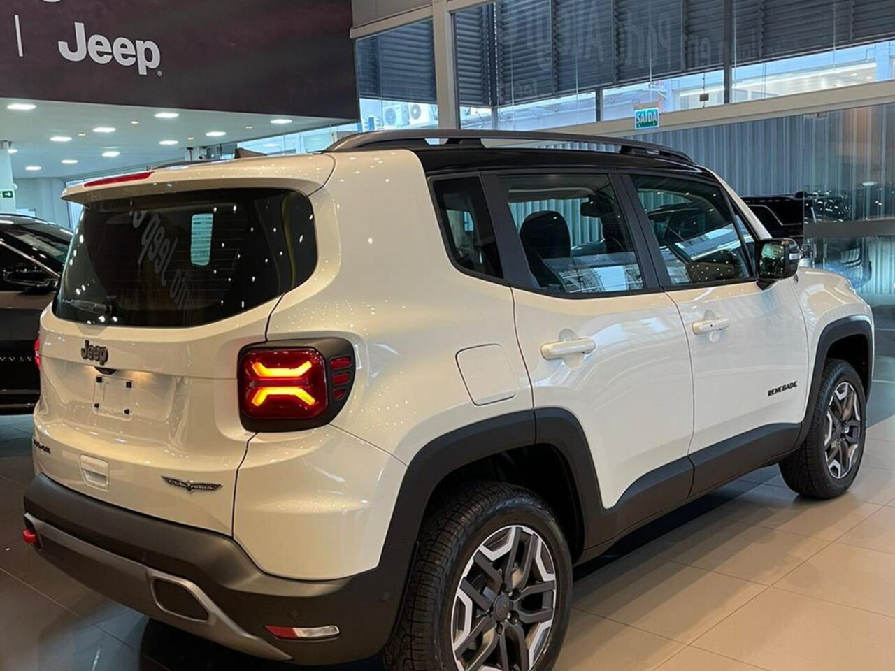 jeep renegade 1.3 t270 turbo flex trailhawk 4x4 at9 wmimagem10444871112 A versão Série S AT9 4×4 + teto solar do Jeep Renegade PcD tem valor de R$ 157.537,12, ou seja, uma diferença de R$ 24.453 levando em consideração o preço geral de R$ 181.990,00. Outra configuração disponível para aquisição é a Trailhawk AT9 4×4. Ela tem preço tabelado do mercado de R$ 173.690,00, porém, para as pessoas com deficiência o valor chega a R$ 150.352,84, ou seja, R$ 23.338 a menos. Por fim, o modelo também está disponível através da Trailhawk AT9 4×4 + teto solar com preço para PcDs de R$ 157.537,12, R$ 24.453 a menos no comparativo com o preço público de R$ 181.990,00.