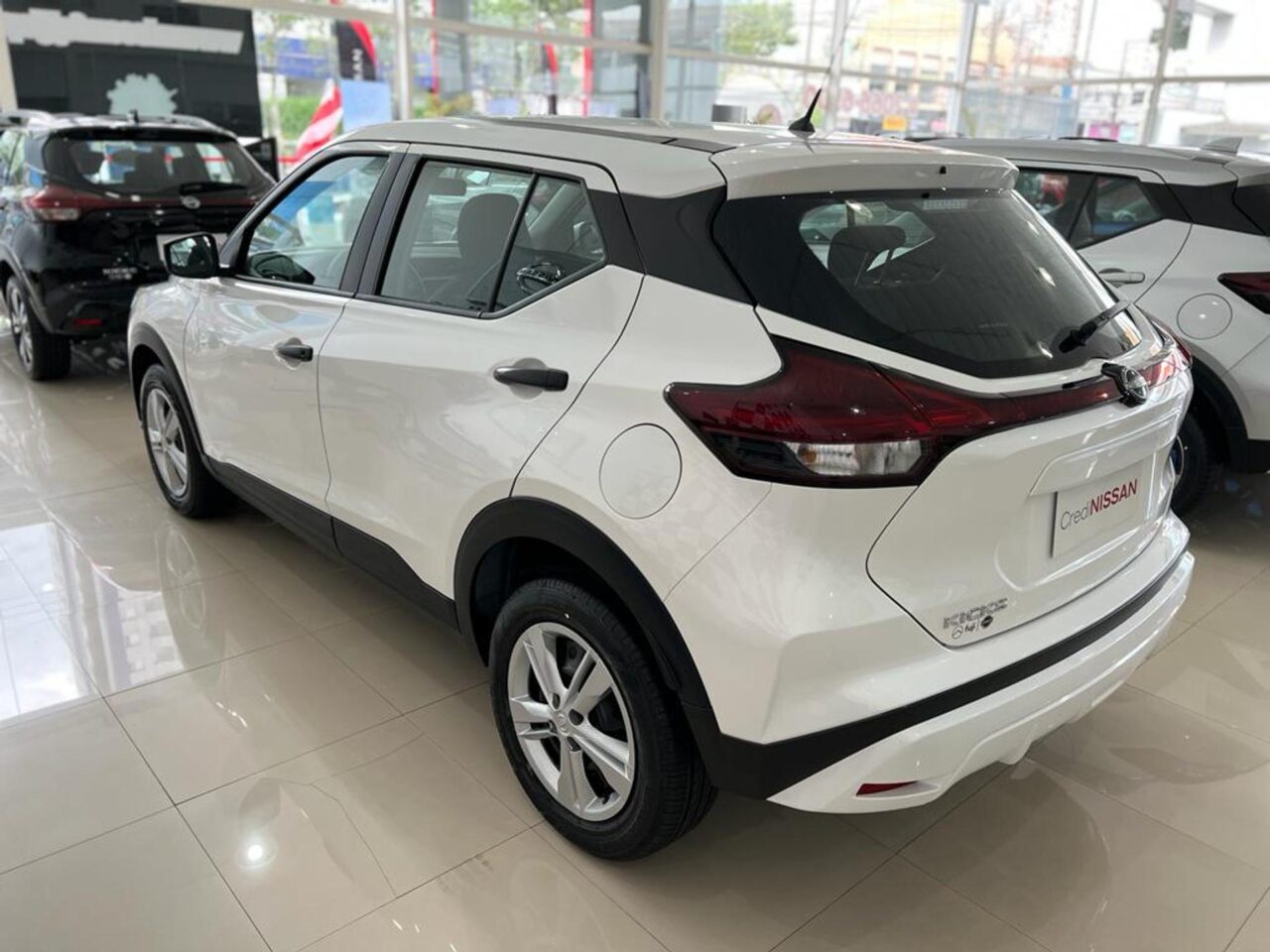 nissan kicks 1.6 16v flexstart active xtronic wmimagem14591576264 O Nissan Kicks PcD 2023 está sendo ofertado pelas concessionárias da marca durante todo o mês de março, com descontos especiais e melhores formas de financiamento para pessoas com deficiência (PCD). O veículo é um dos bons representantes do movimentado segmento dos SUVs compactos para categoria, trazendo bons descontos e muitos equipamentos.