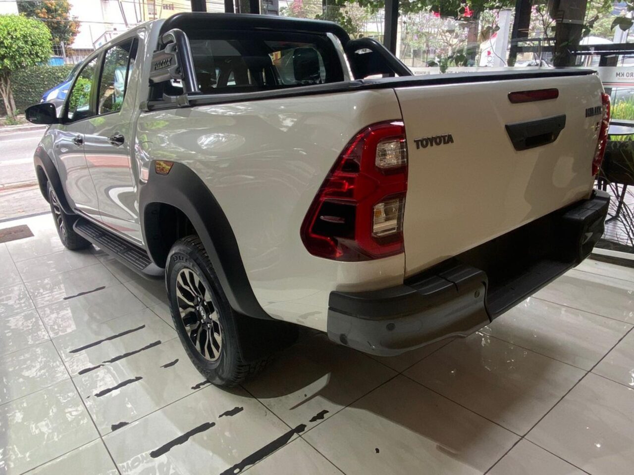 toyota hilux 2.8 d4d turbo diesel cd grs 4x4 automatico wmimagem15110145282 A Toyota Hilux 2023 está disponível nas concessionarias de todo o Brasil, com desconto e condições especiais destinados à modalidade de venda direta para produtores rurais, trazendo descontos de exclusivos durante todo o mês de março. Lembrando que o preço da picape será vigente a data do faturamento, com isso, o valor pode mudar um pouco em relação o dia da compra. Contudo, é válido ressaltar que as ofertas podem variar conforme o Estado ou região da concessionária.