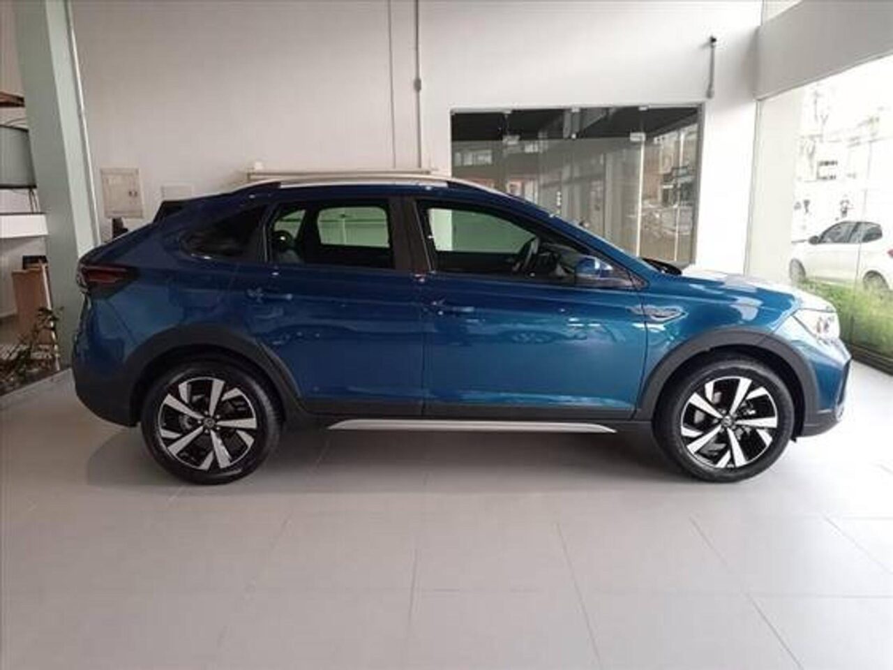 volkswagen nivus 1.0 200 tsi total flex highline automatico wmimagem16160061632 O Volkswagen Nivus PcD 2023 é uma boa opção para as pessoas com deficiência (PcD), trazendo bons números de desempenho e consumo. O SUV Compacto com Coupe surgiu como grande lançamento da marca para o ano de 2020, desde lá vem conseguindo vender bem. Com seu motor 1.0 Turbo de 3 cilindros com o câmbio automático de 6 marchas, o carro traz uma baita impressão positiva ao dirigir!