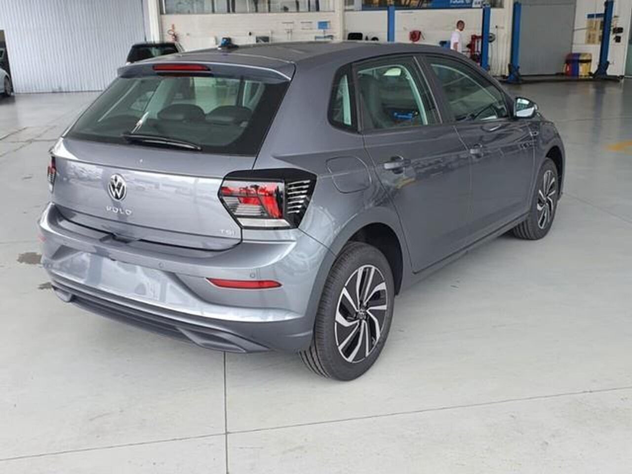 volkswagen polo 1.0 170 tsi highline automatico wmimagem14342011373 O Volkswagen Polo PcD 2023 está sendo ofertado pelas concessionárias da marca durante todo o mês de março, com descontos especiais e melhores formas de financiamento para pessoas com deficiência (PCD). O hatch sofreu o primeiro facelift e atualização da atual geração, onde teve o para-choque frontal totalmente redesenhado, além de trazer o novo logotipo da montadora e traz desde as versões mais básicas um elemento cromado que se conecta aos faróis de LED.