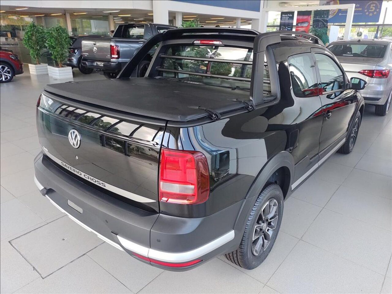 volkswagen saveiro 1.6 cross cd 16v flex 2p manual wmimagem16044863513 A Volkswagen Saveiro CNPJ 2023 está sendo ofertada com condições exclusivas e diferenciadas nas concessionárias da marca de todo o país, destinado à modalidade de venda direta para CNPJ e produtores rurais em março de 2023. O Fipe carros já mostrou em outras postagens que os concorrentes da picape alemã estão oferecendo descontos bem vantajosos, tato a Fiat Strada como a Chevrolet Montana.