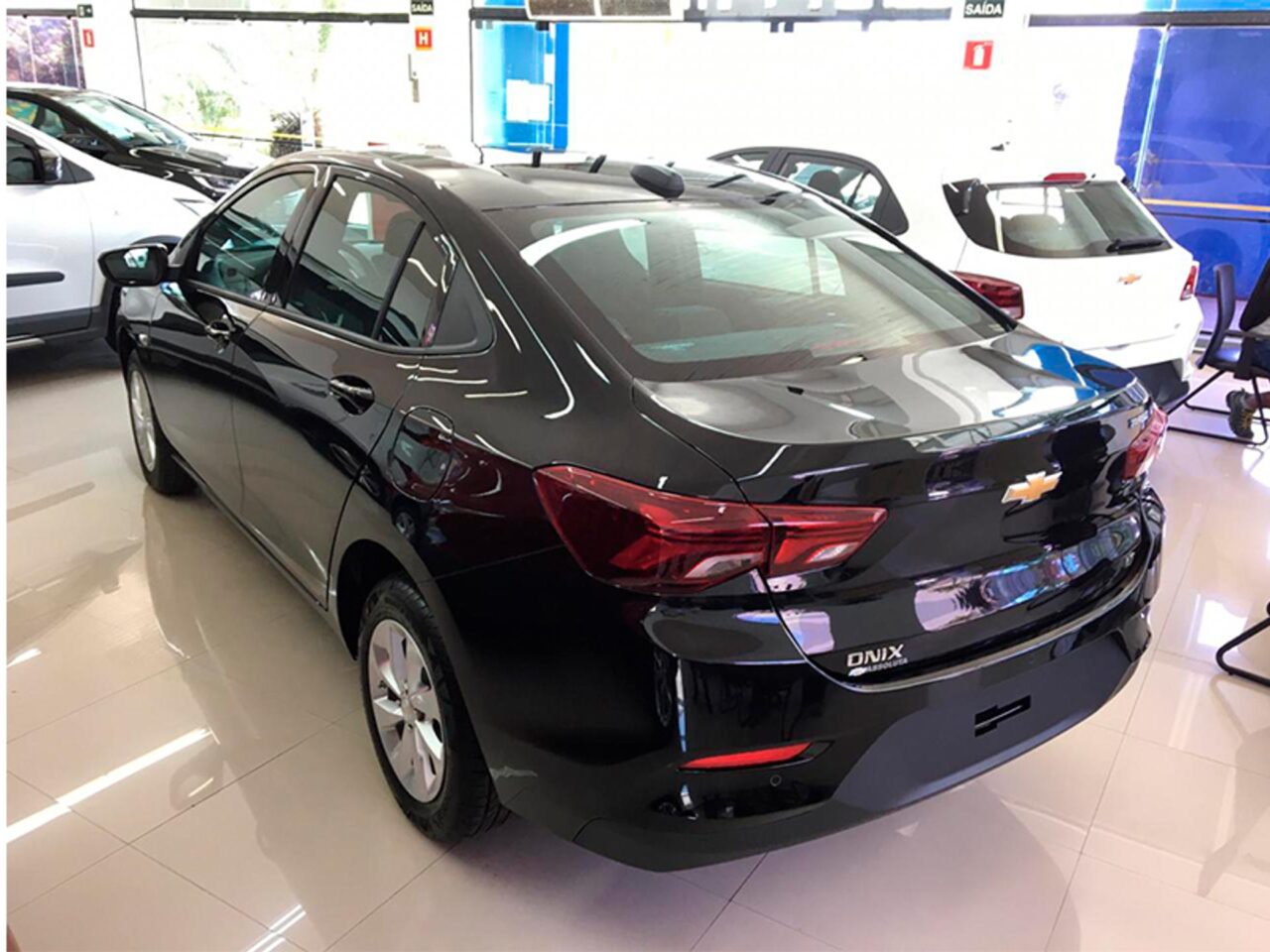 chevrolet onix 1.0 turbo flex plus lt automatico wmimagem16411568474 O Chevrolet Onix Plus 2024 já está sendo ofertado nas redes de concessionárias da marca espalhadas por todo o país, com ajustes em termos de equipamentos. Com a crise de semicondutores, o veículo de maior sucesso da fabricante americana suspendeu alguns itens como Bluetooth e o Android Auto, além do Apple CarPlay sem fio, mas agora os equipamentos chegam como novidades em todas as versões, exceto Turbo AT que possui rádio.