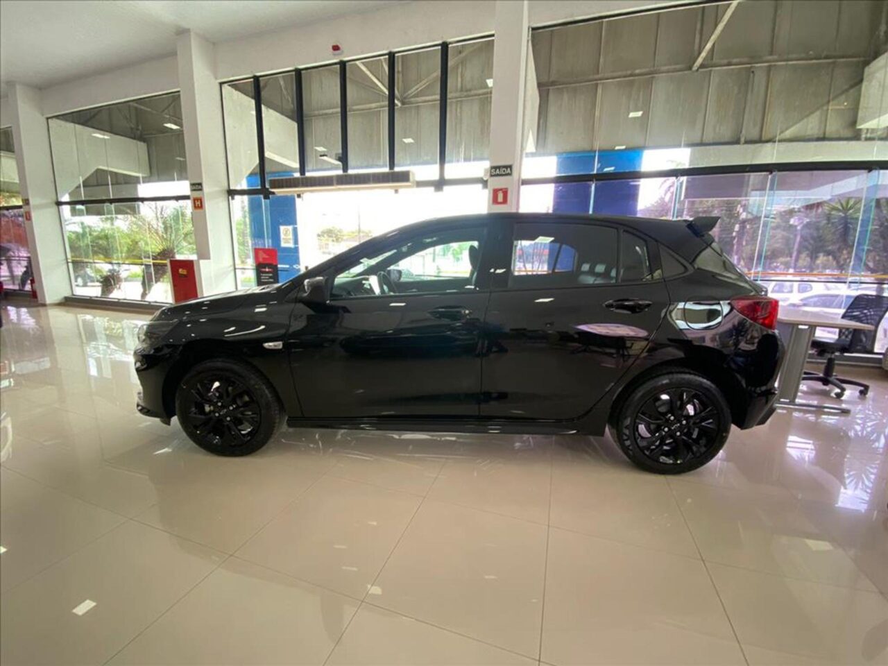 chevrolet onix 1.0 turbo flex rs automatico wmimagem11423696934 O Chevrolet Onix 2024 foi apresentado novamente com Bluetooth, ar-condicionado automático e sistemas como alerta de ponto cego, mas com alteração na tabela de preços de cada versão, que podem variar entre R$ 500 a R$ 4.200. Apesar do reajuste nos preços, as configurações quase não tiveram mudanças, a única diferença é a nova calota das versões LT aspirada e turbo.