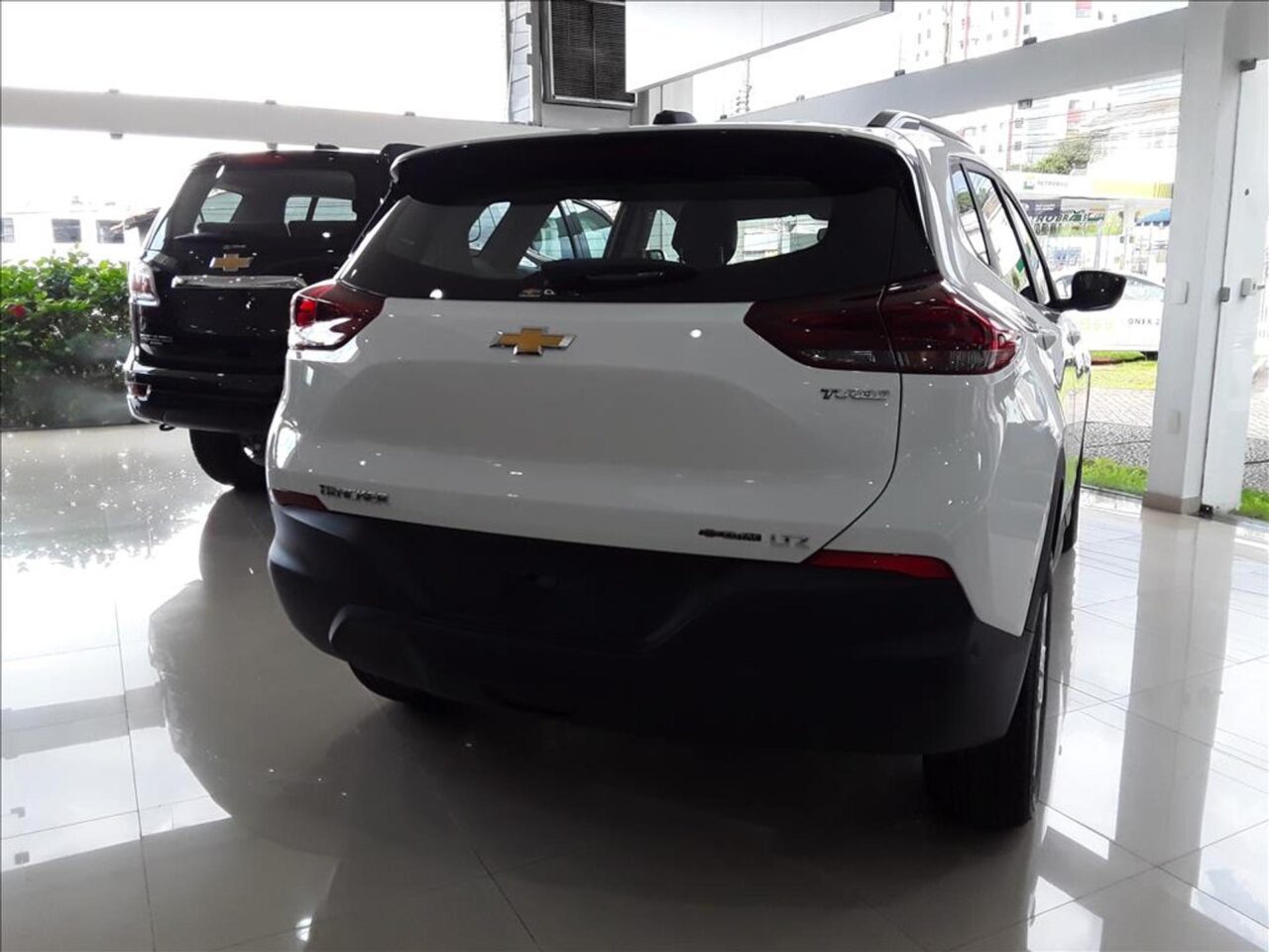 chevrolet tracker 1.0 turbo flex ltz automatico wmimagem10042392269 O Chevrolet Tracker 2024 foi apresentado recentemente com algumas mudanças pontuais no visual, mas as maiores alterações foram no catálogo das versões, com o lançamento das configurações Midnight e RS. O SUV está disponível em seis versões com preços que podem variar entre R$ 127.690 no modelo de entrada e R$ 162.650 na versão mais cara.