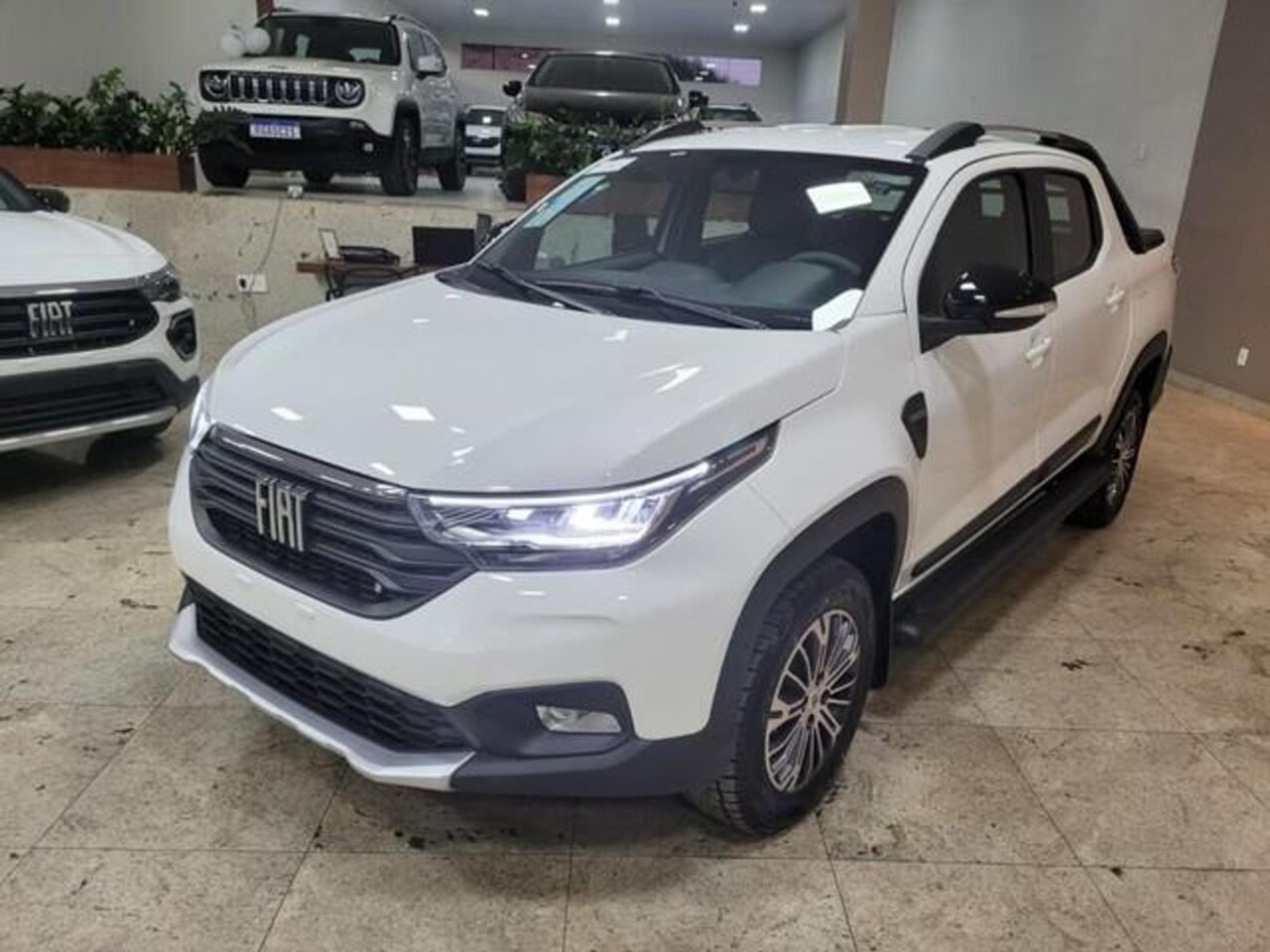 fiat strada 1.3 firefly flex ranch cd cvt wmimagem0847253801 A Fenabrave divulgou o ranking dos carros mais vendidos até o dia 24 de maio de 2023. A Fiat Strada continua liderando com folga, tendo emplacado 7.672 unidades. Há uma diferença considerável de mais de 1700 unidades para o segundo colocado. Mas o modelo está melhor ainda no acumulado do ano, com 39.495 unidades vendidas, em primeiro lugar geral.