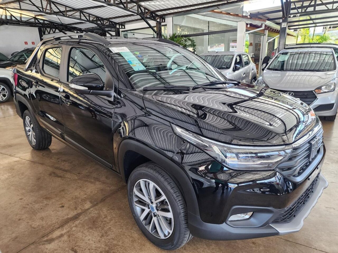 fiat strada 1.3 firefly flex volcano cd cvt wmimagem19264322882 Entre os carros mais vendidos no até o dia 24 de abril de 2023, a Fiat Strada continua na primeira colocação do ranking de emplacamentos, com 5.444 unidades vendidas. O utilitário fabricada em Betim (MG) é líder entre os comerciais leves, e no acumulado geral do ano com 29.207 unidades vendidas. Na segunda posição, está o Chevrolet Onix que guardou 5.381 unidades, enquanto o Hyundai HB20 foi o terceiro, com 4.734.