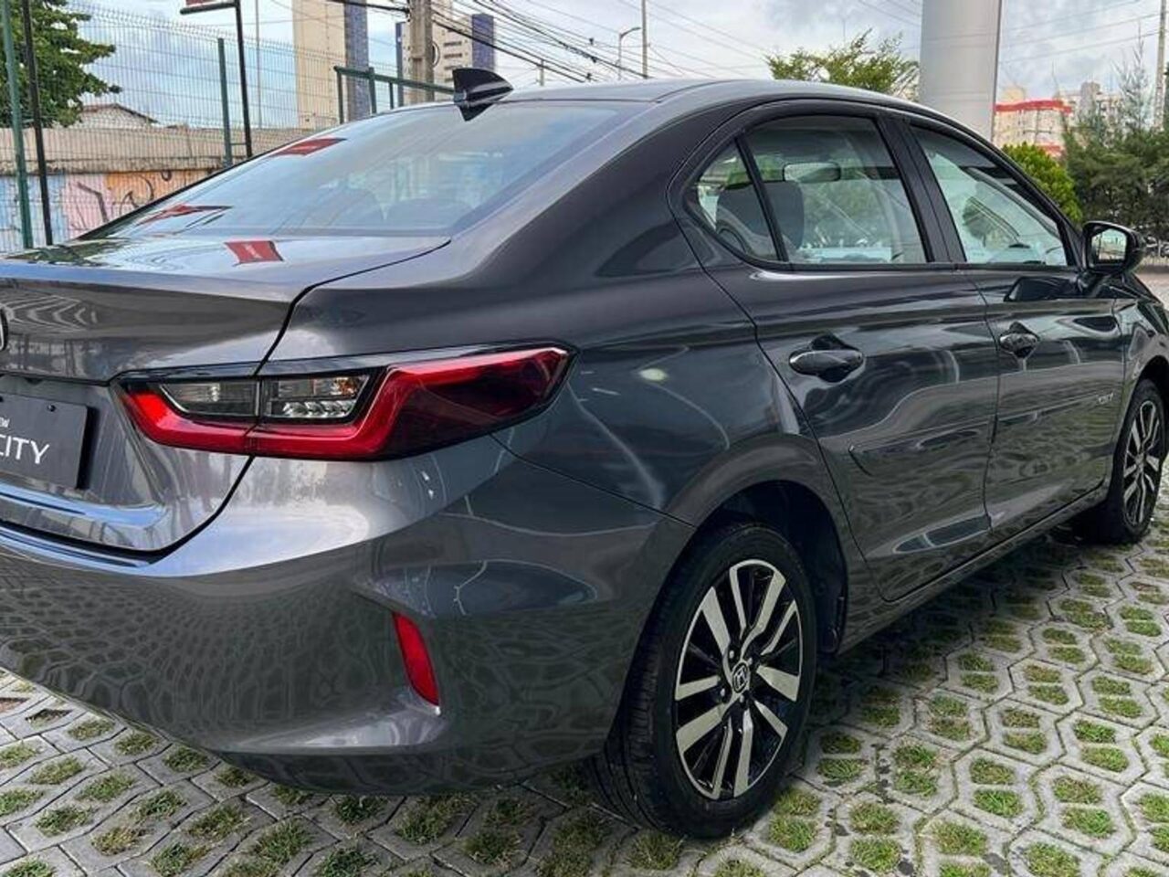 honda city 1.5 ivtec flex ex cvt wmimagem03183583724 O Honda City 2024 foi anunciado há poucos dias com algumas novidades, mas sem mudança no visual. O veículo continua sendo oferecido nas carrocerias sedãs e hatchback, tendo como uma das suas novidades a ampliação do serviço de conectividade, monitoramento e segurança, chamada Honda Connect, para versões de entrada e intermediária da dupla. Como não é de desconhecimento da maioria, toda a mudança de linha, geralmente chega com alterações, inclusive nos preços, sendo reajustados em até R$ 2.400.