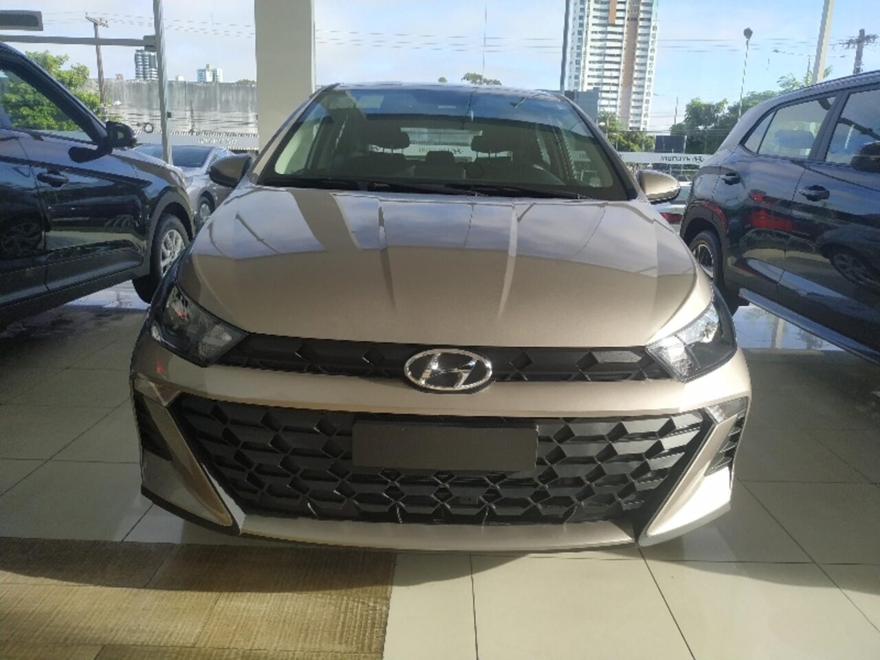 hyundai hb20 1.0 12v flex comfort manual wmimagem07220556729 Entre os carros mais vendidos até o dia 12 de abril de 2023, o Hyundai HB20 está firme na liderança com 3.524 unidades emplacadas. Além disso, o hatch fabricado em Piracicaba, no interior de São Paulo, está em segundo no ranking geral do ano, com 19.719 unidades, que contempla os automóveis e os comerciais leves, de acordo o mais recente levantamento da Federação Nacional da Distribuição de Veículos Automotores, a Fenabrave.