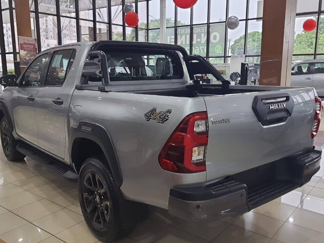 toyota hilux 2.8 d4d turbo diesel cd conquest 4x4 automatico wmimagem17382150622 A Toyota Hilux STD Power Pack 2023 é a versão de entrada da picape média mais vendida do país, que é uma boa opção para modalidade de venda direta para pessoas jurídicas e produtores rurais, além de está sendo ofertada com 13% de desconto para categoria em campanha válida durante todo o mês de abril. A empresa ou dono do agronegócio que optar em comprar o veículo, estará levando força de sobra para o trabalho, capaz de carregar muito peso sem perda de desempenho e passar pelos obstáculos com facilidade.