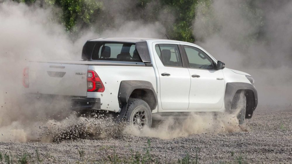 toyota hilux gr sport 2024 999x562 1 A Toyota Hilux GR-Sport 2024 foi lançada recentemente na argentina e com data prevista para chegar ao Brasil, com preço sugerido em R$ 367.390, um reajuste de R$ 15.100 em relação à linha 2023. Além disso, a picape é produzida na terra dos atuais campeões da Copa do Mundo, os "hermanos", e sem dúvidas, uma das melhores versões já lançada da marca em terras sul-americanas.