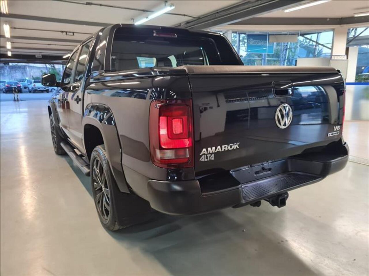 volkswagen amarok 3.0 v6 tdi diesel highline extreme cd 4motion automatico wmimagem12082771057 A Volkswagen Amarok 2023 está com condições especiais de compra voltadas a clientes com CNPJ de microempresas e produtores rurais, em campanha válida até o dia 27 de abril, conforme anunciado pela montadora. A picape possui três versões disponíveis para a categoria: Comfortline 3.0 V6 TDI está com 18% de desconto. A Extreme 3.0 V6 TDI possui uma redução de 12% e a Highline 3.0 V6 TDI com 11%.