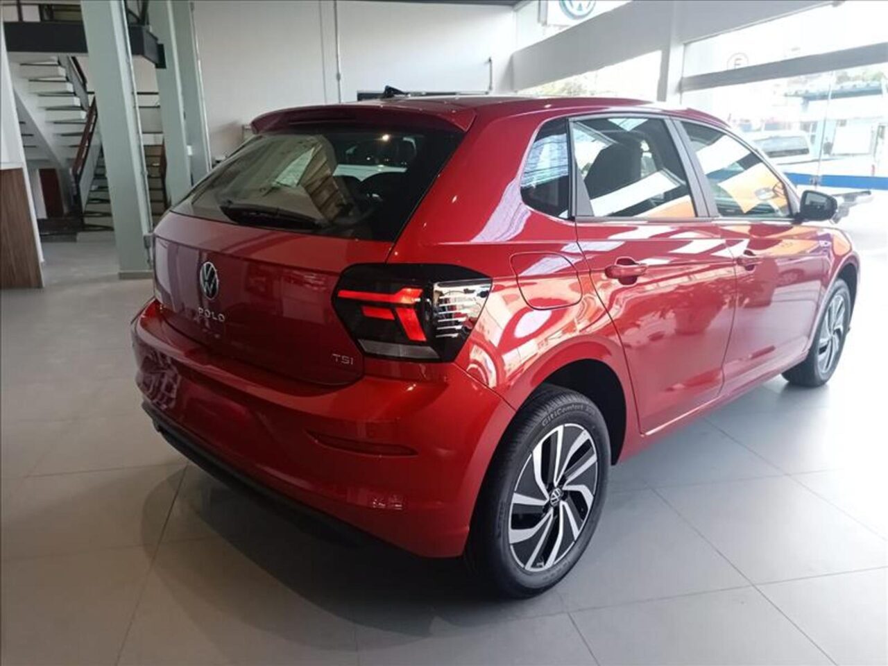 volkswagen polo 1.0 170 tsi highline automatico wmimagem10534806189 O Volkswagen Polo está com condições especiais de compra voltadas a clientes com CNPJ de microempresas e produtores rurais, em campanha válida até o dia 30 de abril, conforme anunciado pela montadora. O hatch da marca alemã, passou por um facelift no ano passado, onde foi atualizado o visual e motorização do veículo, com a incrementação no catálogo do propulsor 170 TSI.