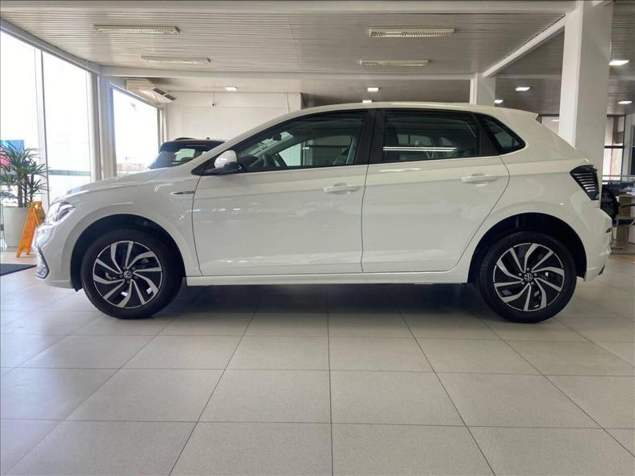 volkswagen polo 1.0 170 tsi highline automatico wmimagem10552821716 Entre os carros mais vendidos em março de 2023, a Fiat Strada atingiu a liderança com 9.935 unidades emplacadas. O utilitário fabricado em Betim (MG), terminou o segundo mês consecutivo no lugar mais alto do ranking, com um crescimento de 45,3% em relação ao mês de fevereiro, no acumulado do ano já vendeu 23.778 unidades.