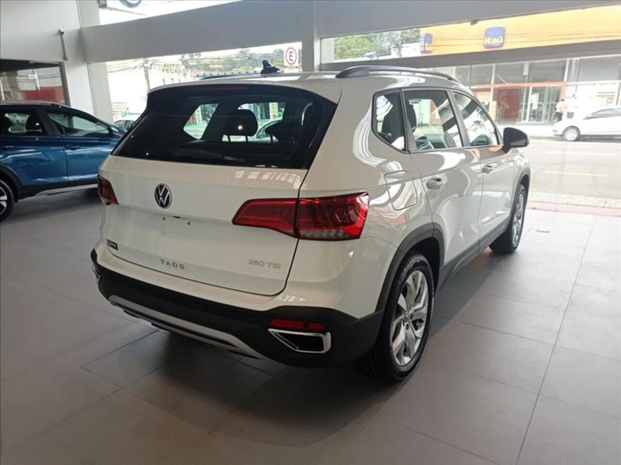 volkswagen taos 1.4 250 tsi total flex comfortline automatico wmimagem10571952559 O Volkswagen Taos é uma excelente opção para as pessoas com deficiência aptas a comprar um veículo com isenção de tributos. O SUV possui uma única versão disponível para a categoria durante todo o mês de abril, com isenção de IPI e bônus de 10% oferecido pela marca alemã. Vale ressaltar, que o carro pode demorar até 90 dias para ser faturado e entregue ao cliente, não sendo permitido a venda do veículo antes de completar 24 meses da compra.