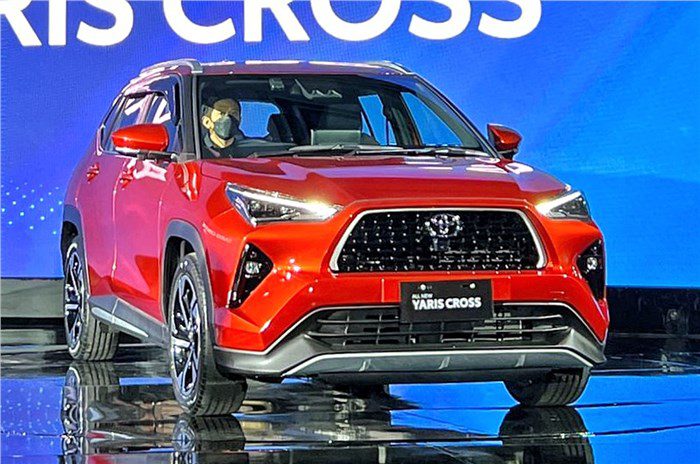 20230515011101 Toyota 2 Recentemente, a empresa japonesa divulgou seus planos de atualizar a linha de produção em Sorocaba (SP) com o objetivo de fabricar um novo modelo, cuja identidade ainda não foi revelada. Há fortes indícios de que esse modelo pode ser o Toyota Yaris Cross 2024. O investimento estimado para essa modernização será de aproximadamente R$ 1,7 bilhão. Vale ressaltar que, no mercado asiático, o SUV está sendo comercializado em duas variantes de motorização: uma opção híbrida e outra a combustão.