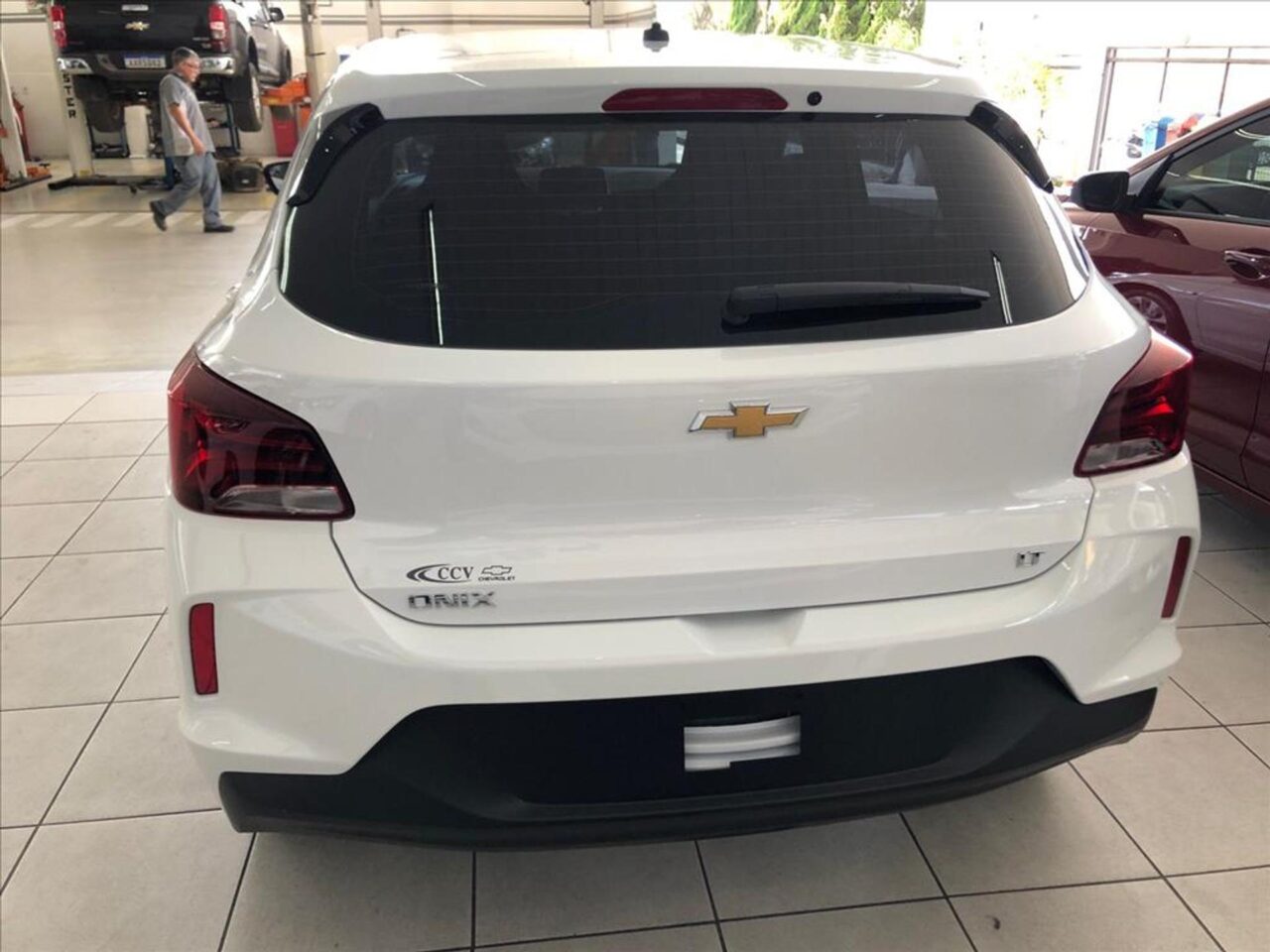 chevrolet onix 1.0 flex lt manual wmimagem1621322452 Com diversas opções de acabamentos disponíveis por menos de R$ 120 mil, o Chevrolet Onix 2024 se destaca como uma escolha vantajosa para os consumidores. Considerando especialmente os cortes de impostos mais recentes, como o IPI e PIS/Cofins, essa vantagem se torna ainda mais atraente. As reduções tributárias, confirmadas pelo governo, resultam em taxas que variam de 1,5% a um máximo de 10,96%. É fundamental, no entanto, considerar o desconto máximo possível ao fazer projeções.