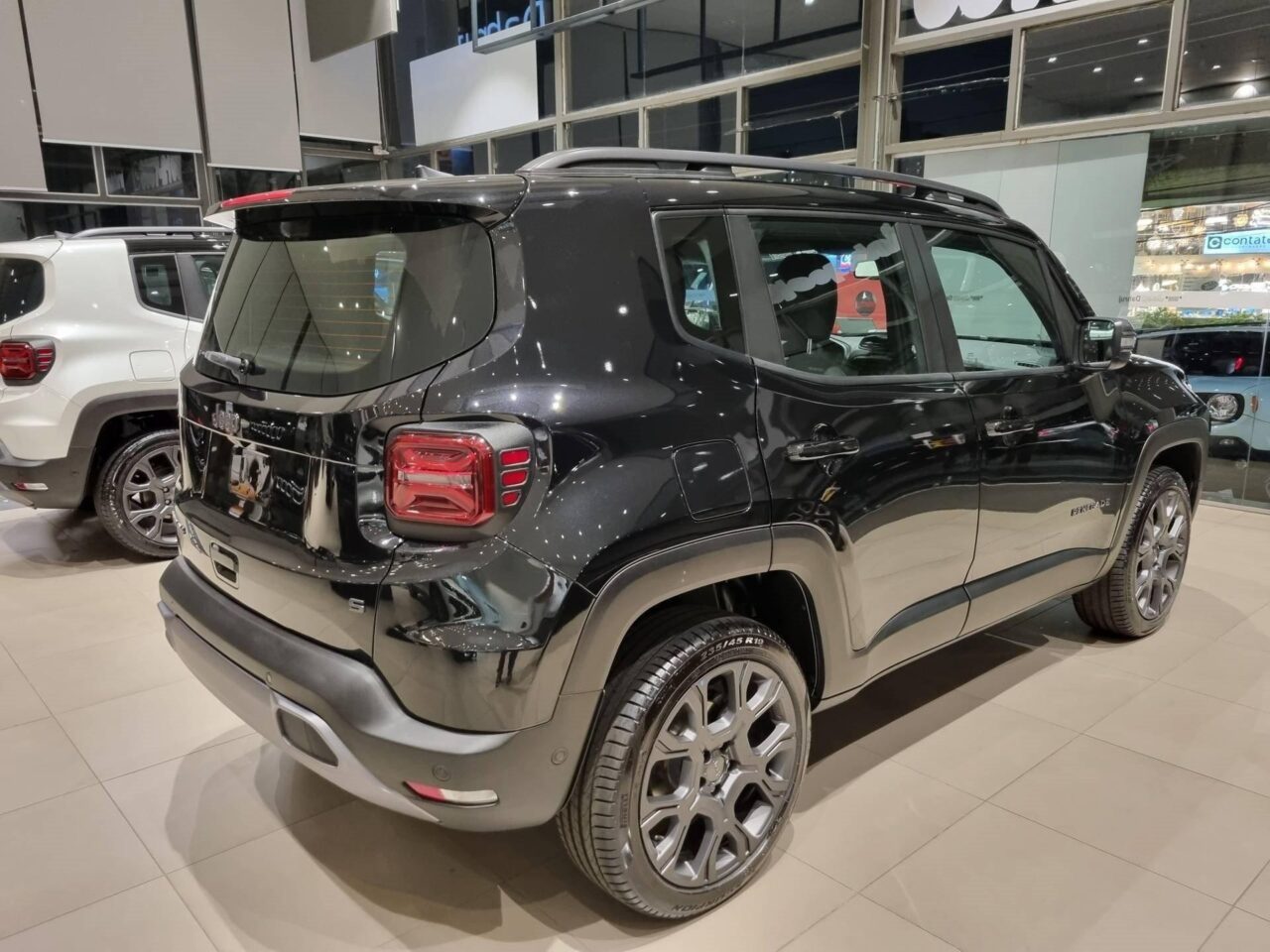 jeep renegade 1.3 t270 turbo flex s 4x4 at9 wmimagem15505697213 Durante o mês de maio, está sendo oferecido o Jeep Renegade PcD em quatro diferentes versões especialmente projetadas para atender às necessidades das pessoas com deficiência (PcD) que são elegíveis para a compra de veículos com isenção de impostos. Essa iniciativa faz parte do programa Autonomy, que permite que indivíduos com habilidades motoras especiais possam dirigir ou serem transportados em carros da Jeep.